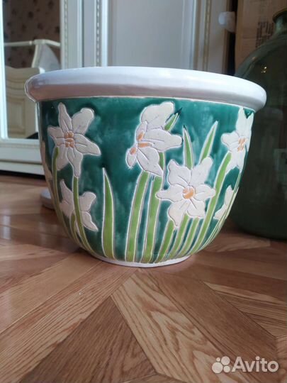 Большой цветочный горшок