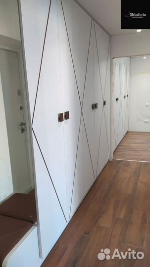 Современный распашной шкаф