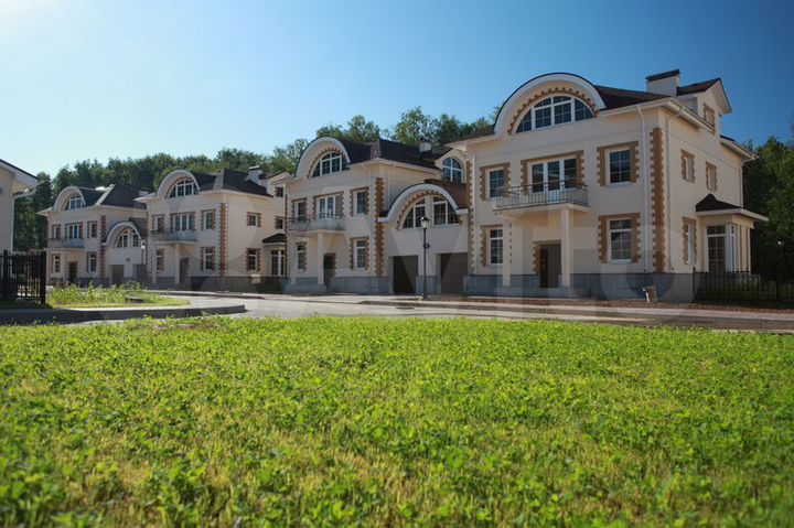 Коттедж 370 м² на участке 14 сот.