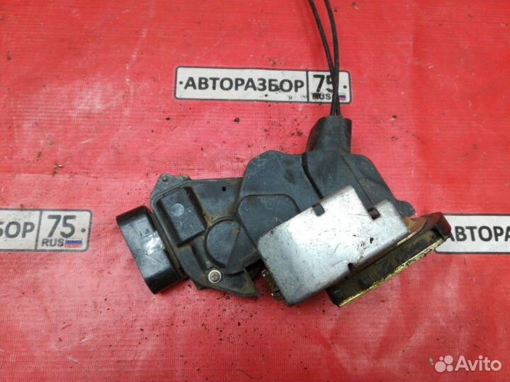 Замок двери передний левый Toyota Gaia SXM10 3SFE