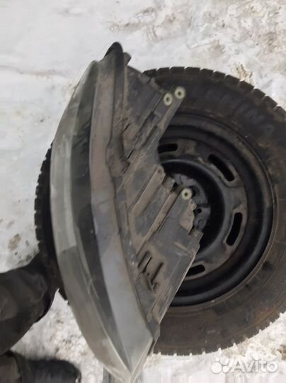 Продам переднюю правую фару volkswagen polo