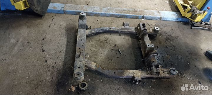 Передний подрамник Kia carnival 2002-2006