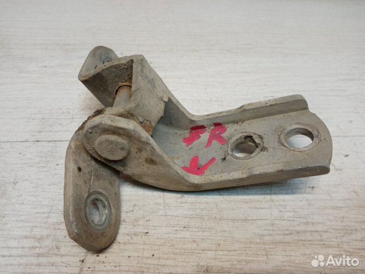 Петли двери передние правые Toyota Avensis CDT220L