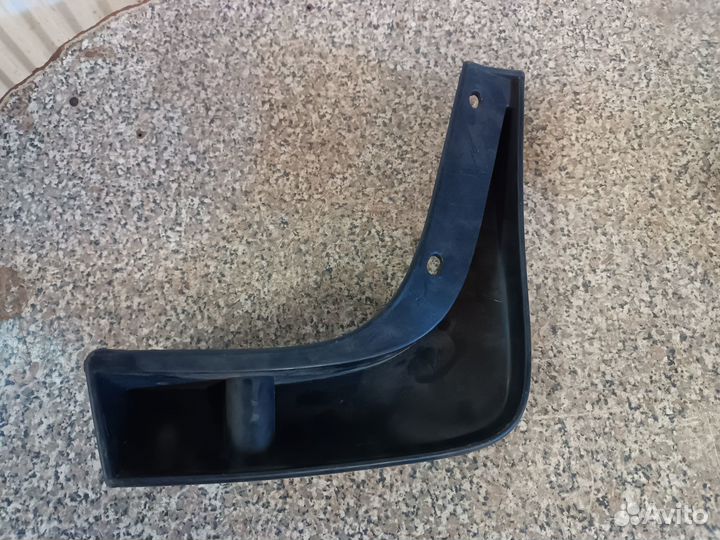 Брызговик задний левый Митцубиси Кольт Colt