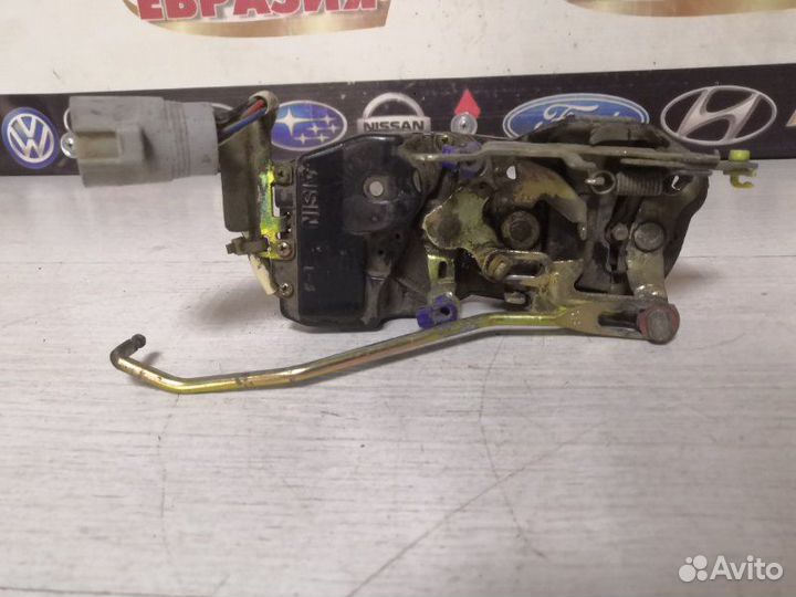 Замок двери передний левый Toyota Sprinter AE100