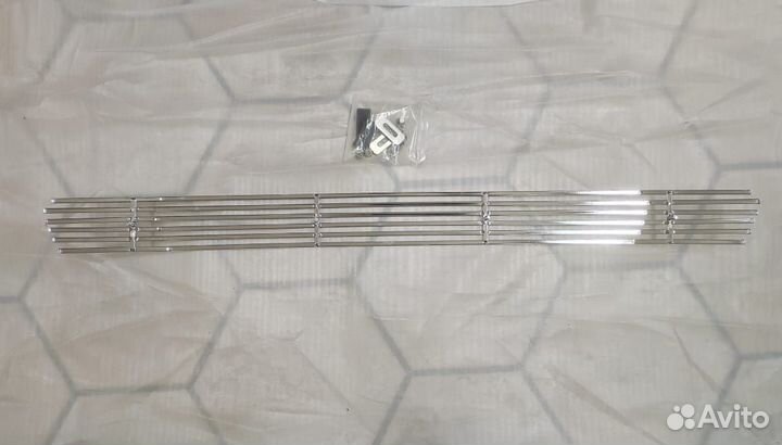 Накладка на решетку в бампер Toyota Rav4 2010-2016