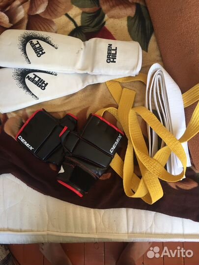 Футы, перчатки, белый и желтый пояс