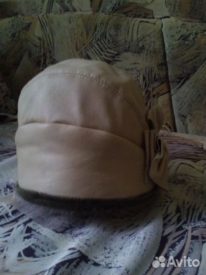 Женская шапка-шляпка из кожи (бежевый цвет)