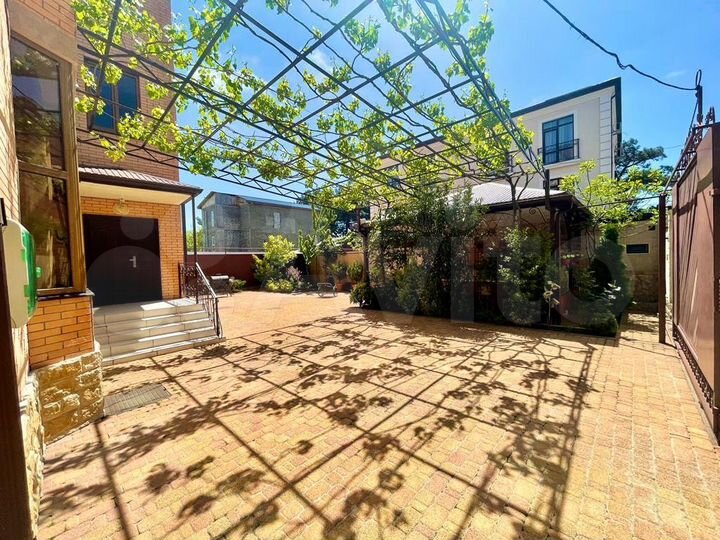 Дом 435 м² на участке 4 сот.