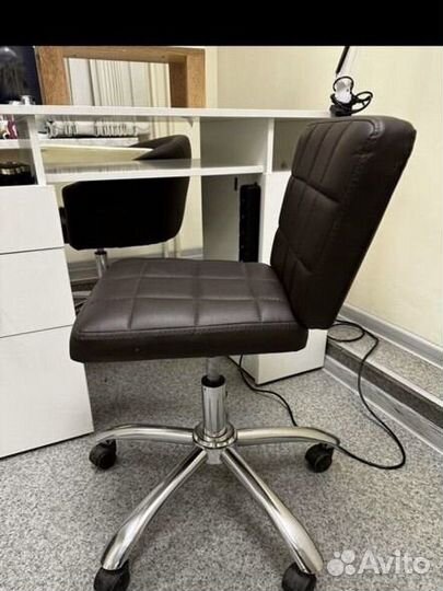 Стул для мастера маникюра на колесиках