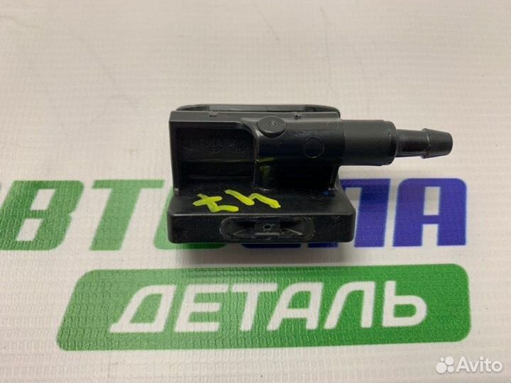 Форсунка омывателя лобового стекла передняя правая