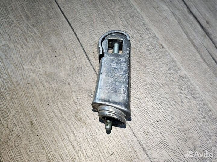 Крепление подлокотника audi a8 d2