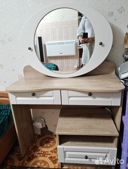 Туалетный столик с зеркалом