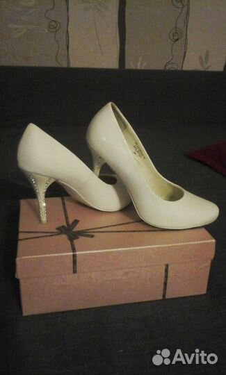 Белые кожаные туфли