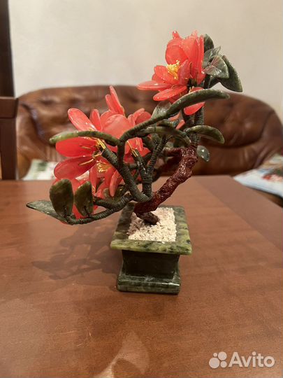 Дерево с цветами из натурального камня