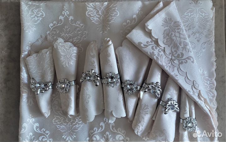 Новое: кремовая скатерть жаккардовая с 8 салфеткам