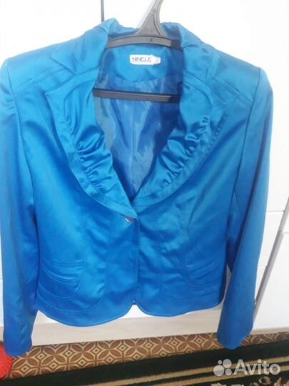 Костюм ярко голубого цвета