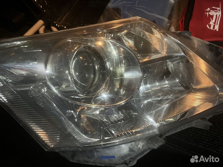 Фара Toyota avensis