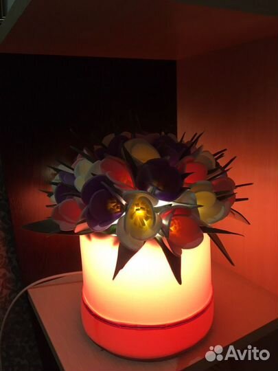 Светильник -крокусы в шляпной коробке