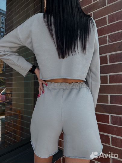 Шорты и свитшот