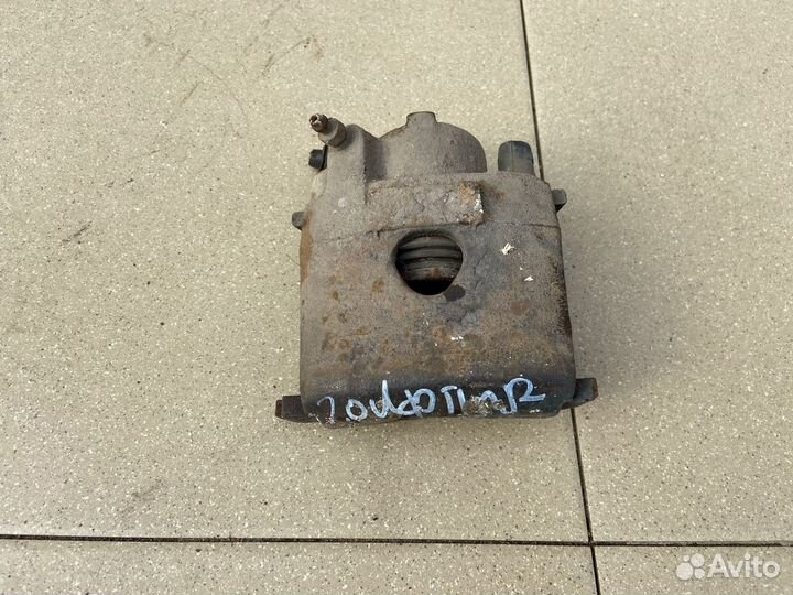 Тормозной суппорт передний правый Volkswagen Golf
