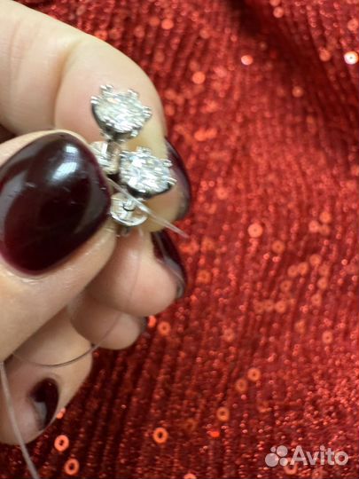 Золотые пусеты с крупными муассанитами