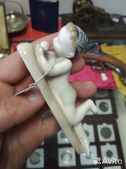 Мальчик с камушком на пляже. лфз