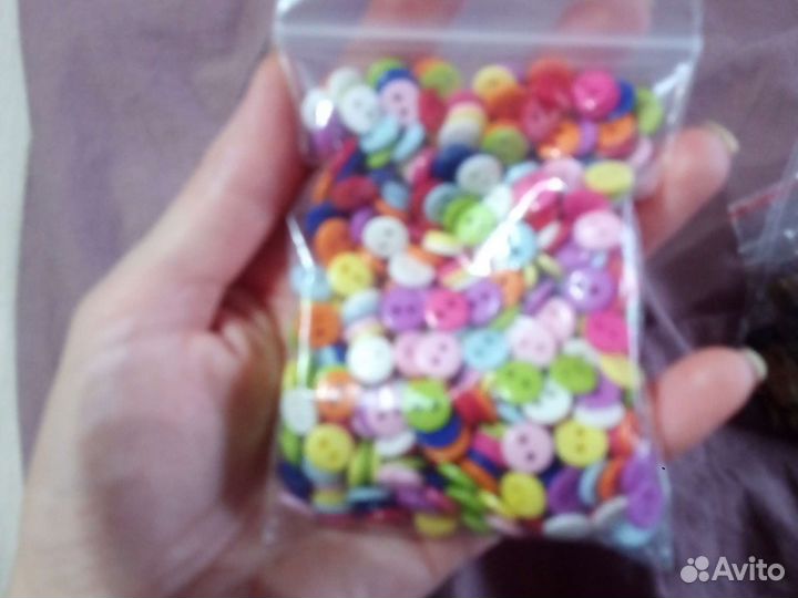 Пуговицы и натуральный камень с отверстиями