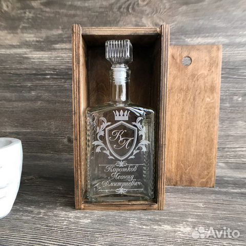 Штоф (бутылка) с гравировкой в деревянном боксе