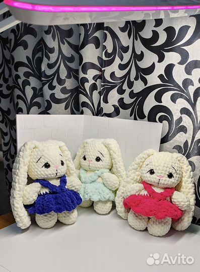 Вязанная игрушка зайка