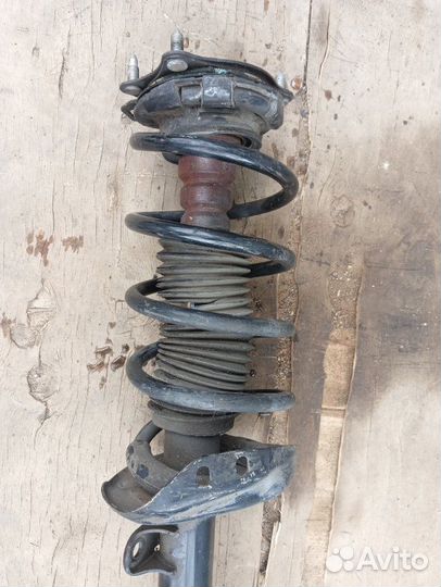 Стойка амортизатора передняя правая Honda Cr-V 3