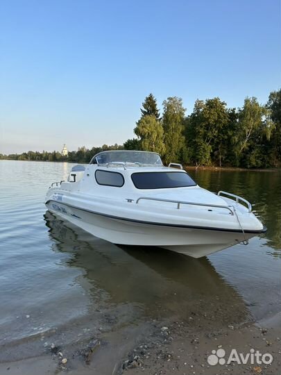 Каютный катер с мотором