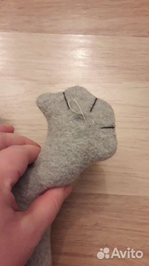 Кот подушка в машину на стекло