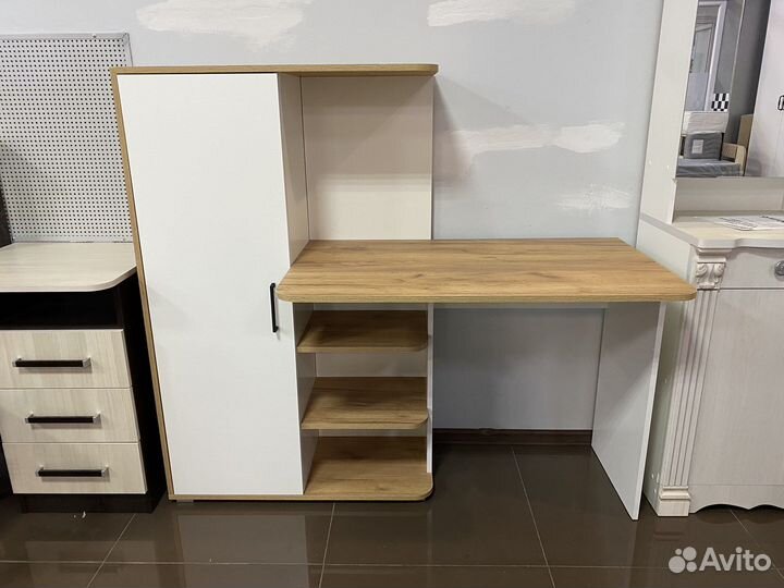 Стол письменный с солдатиком в наличии