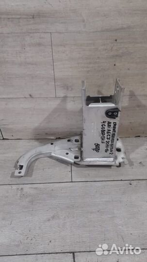 Кронштейн переднего усилителя правый Audi С 2011