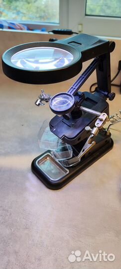 Третья рука с увеличительным стеклом