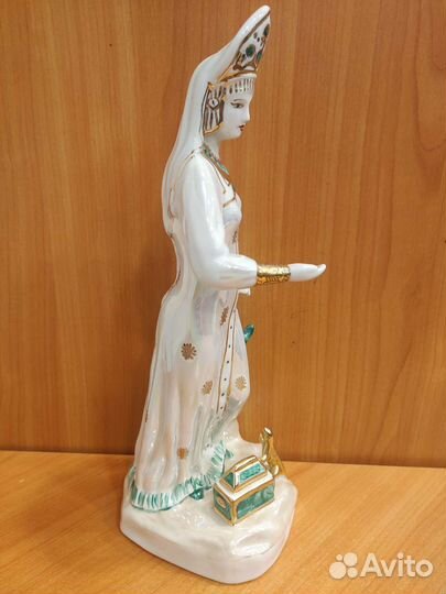 Статуэтка фарфоровая 
