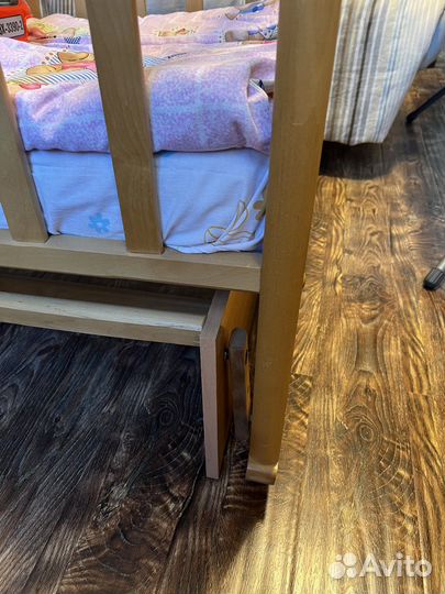 Детская кроватка с маятником