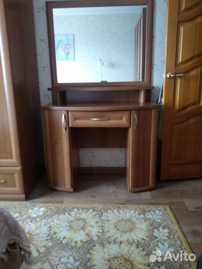 Туалетный столик с зеркалом