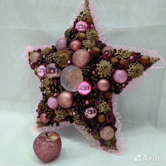 Новогодний венок из шишек в виде звезды