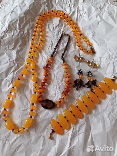 Лот украшений в желтых тонах