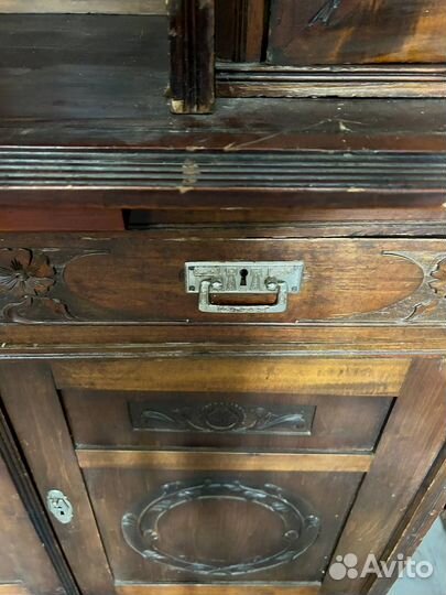 Старинный антикварный шкаф буфет