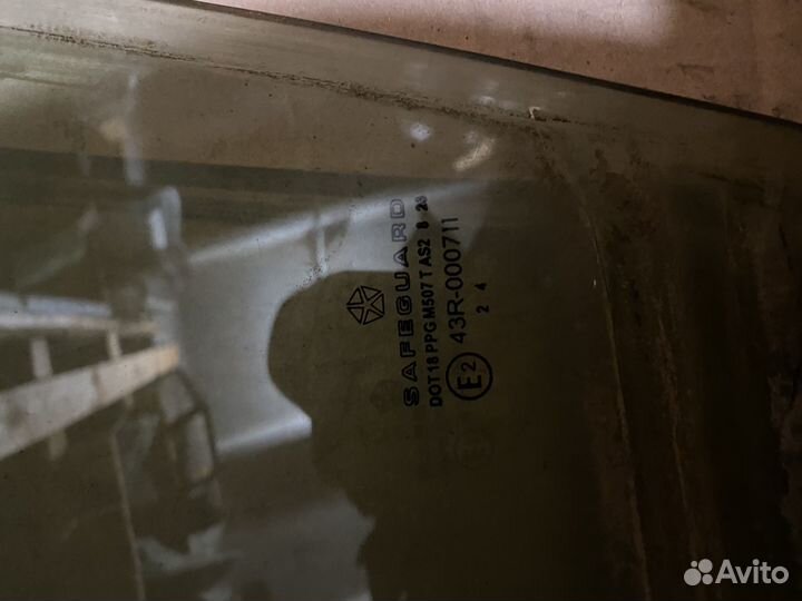 Стекло переднее левое Chrysler 300M