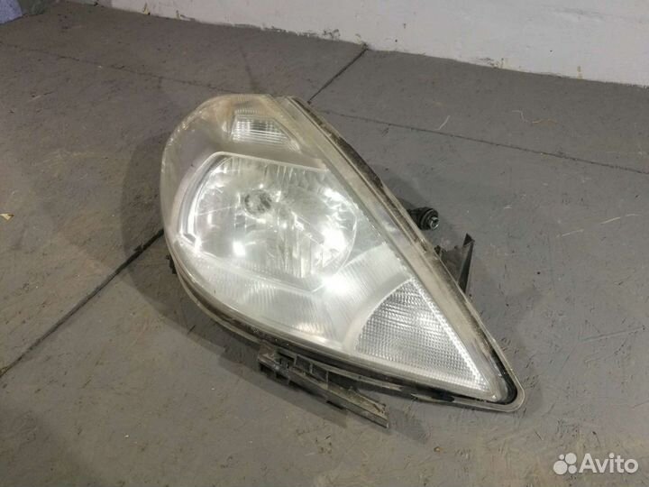 Фара Nissan Tiida