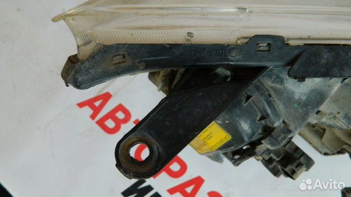Фара левая Toyota Avensis T250 2003-2009