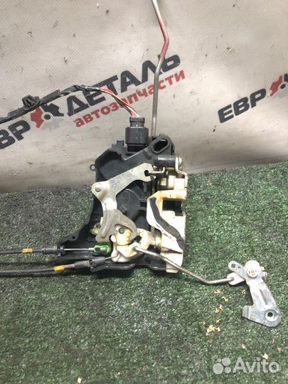 Замок боковой двери передний левый Mitsubishi