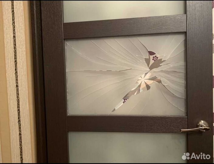 Делаю замену разбитого стекла в межкомнатной двери