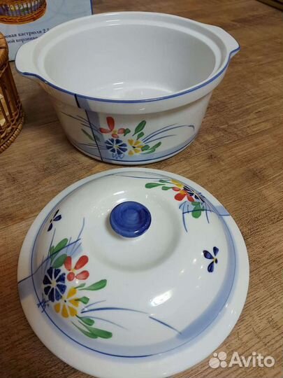 Фарфоровая кастрюля в плетёной корзине