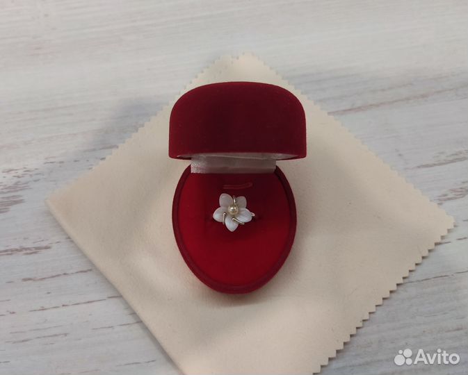 Серебряное кольцо с перламутром и жемчугом