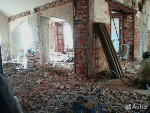 Демонтаж дома и снос старого ветхого дома сарая